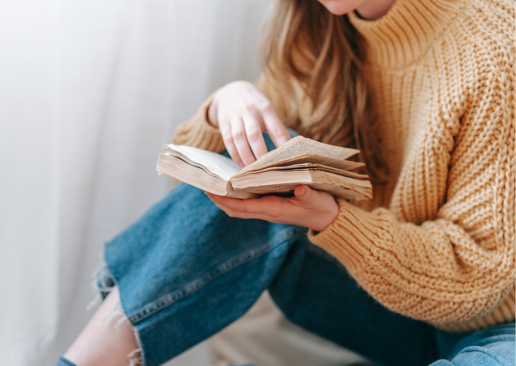 本を読んでいる女性の画像